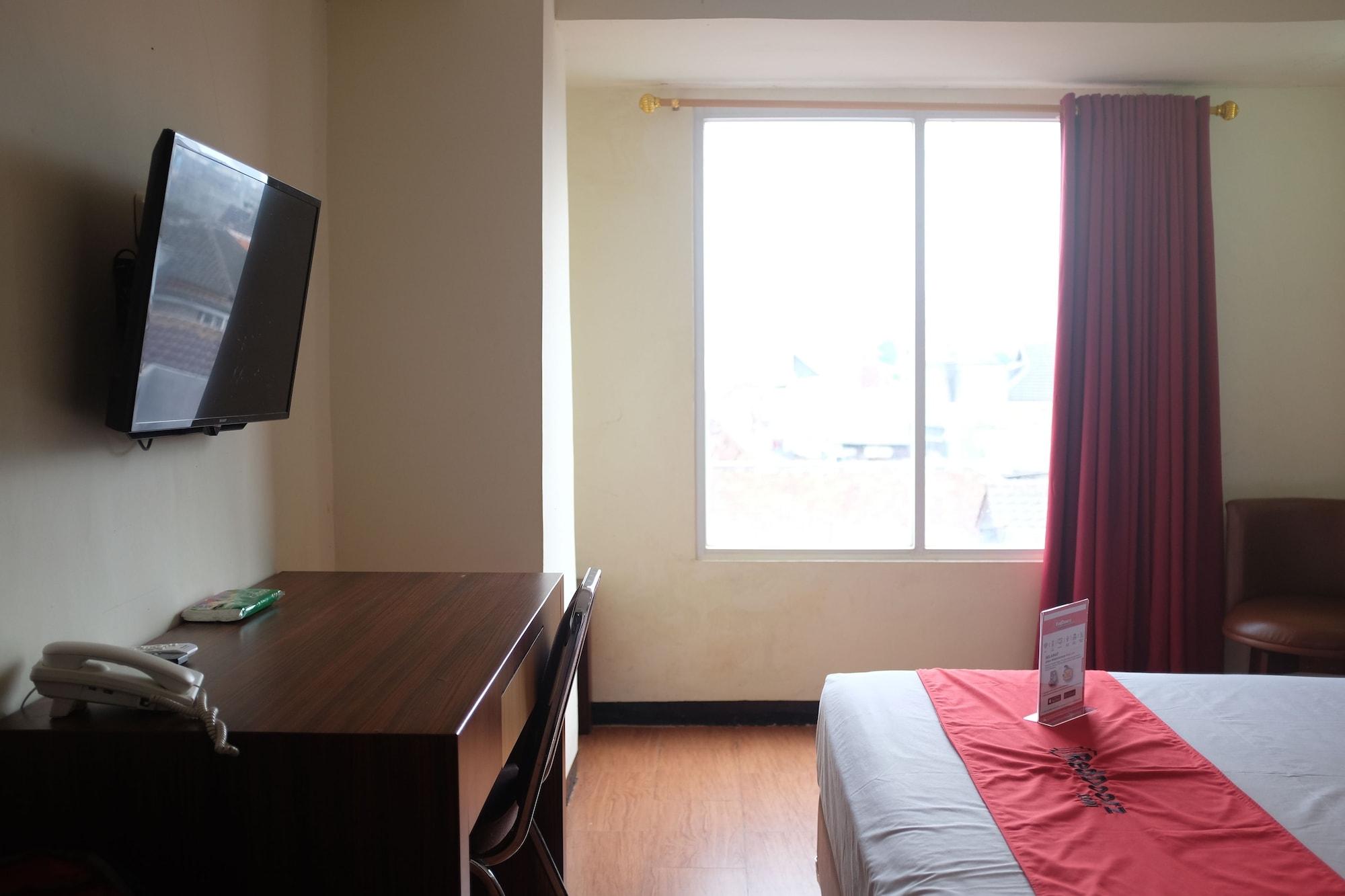 RedDoorz Plus near Senen Jakarta Exterior foto